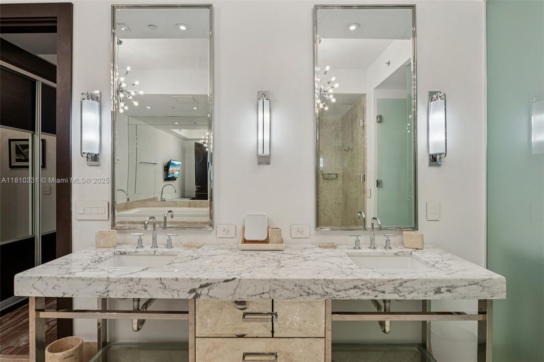 Active With Contract: $3,200,000 (2 beds, 2 baths, 1541 Square Feet)