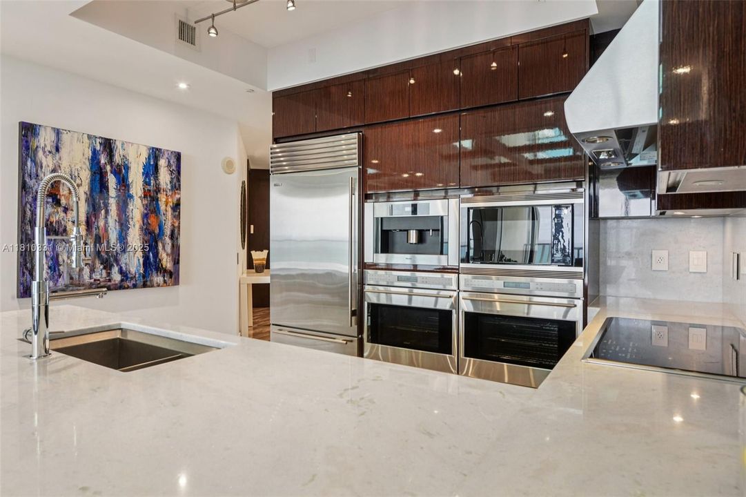 Active With Contract: $3,200,000 (2 beds, 2 baths, 1541 Square Feet)
