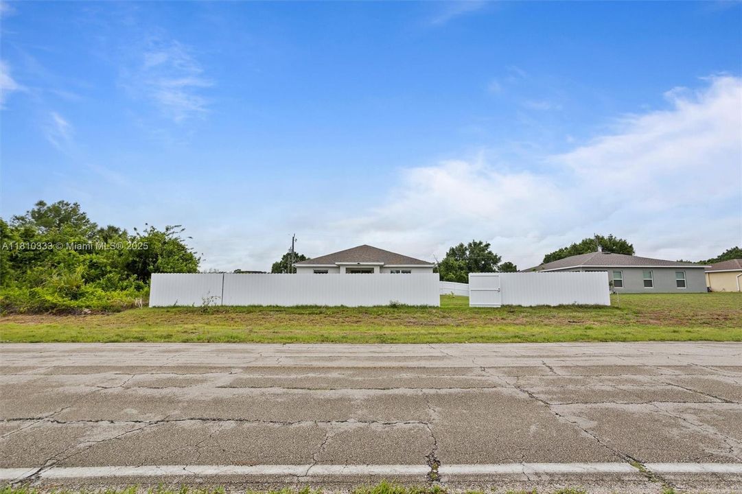 For Sale: $325,000 (3 beds, 2 baths, 1367 Square Feet)