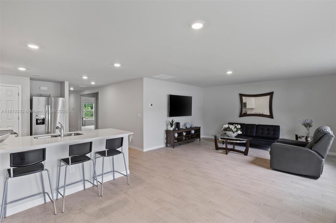 For Sale: $325,000 (3 beds, 2 baths, 1367 Square Feet)