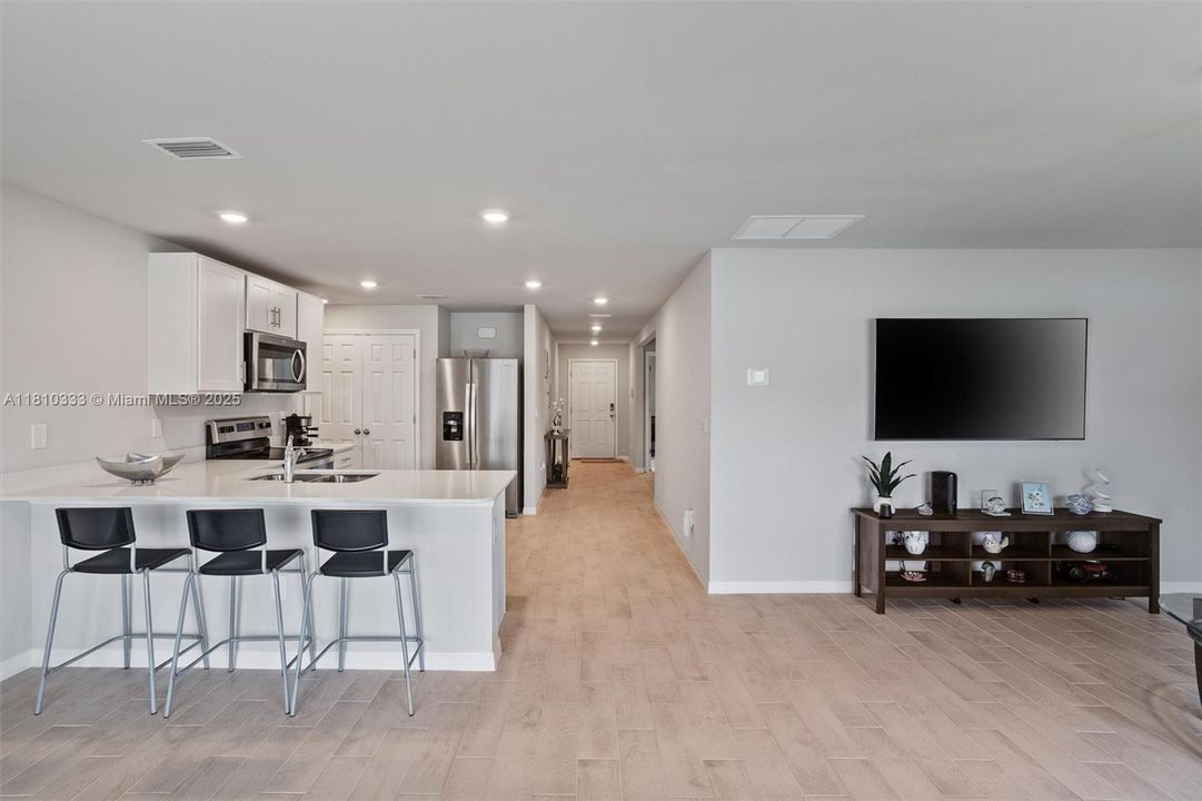 For Sale: $325,000 (3 beds, 2 baths, 1367 Square Feet)