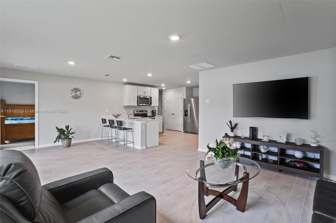 For Sale: $325,000 (3 beds, 2 baths, 1367 Square Feet)