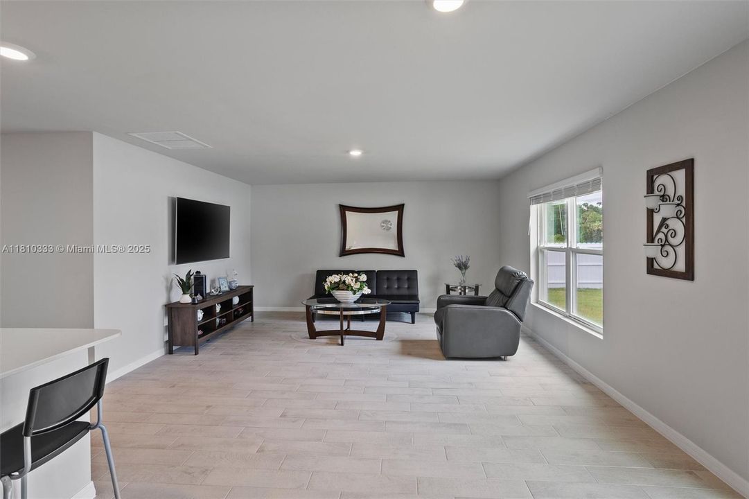 For Sale: $325,000 (3 beds, 2 baths, 1367 Square Feet)