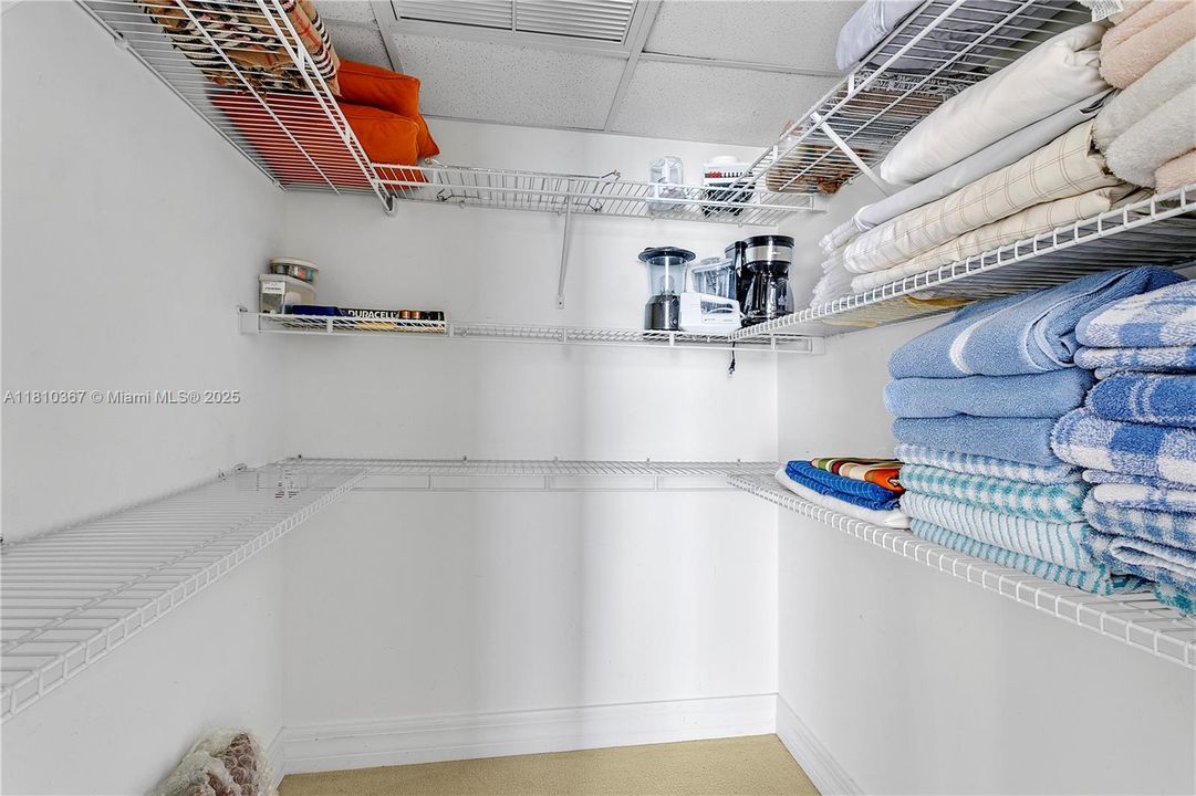 Activo con contrato: $8,000 (2 camas, 2 baños, 1381 Pies cuadrados)