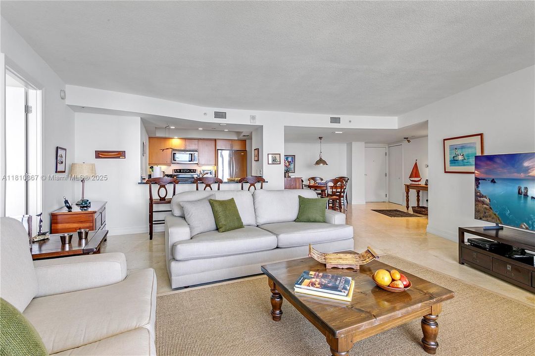 Activo con contrato: $8,000 (2 camas, 2 baños, 1381 Pies cuadrados)