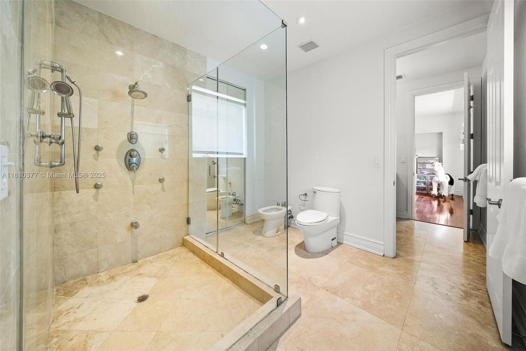 Active With Contract: $6,100,000 (4 beds, 3 baths, 4502 Square Feet)