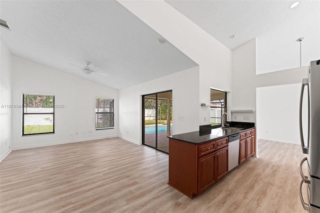 最近租的: $3,100 (3 贝兹, 2 浴室, 1662 平方英尺)