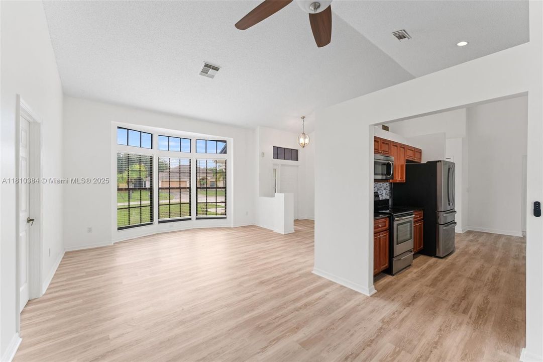 最近租的: $3,100 (3 贝兹, 2 浴室, 1662 平方英尺)