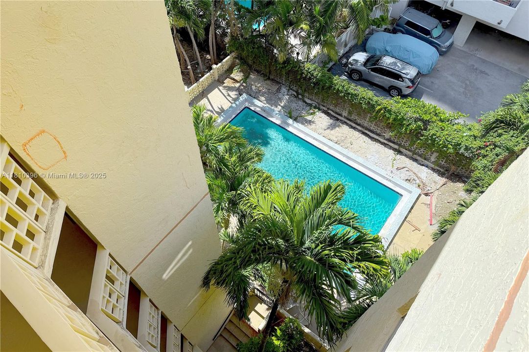 For Sale: $285,000 (1 beds, 1 baths, 728 Square Feet)