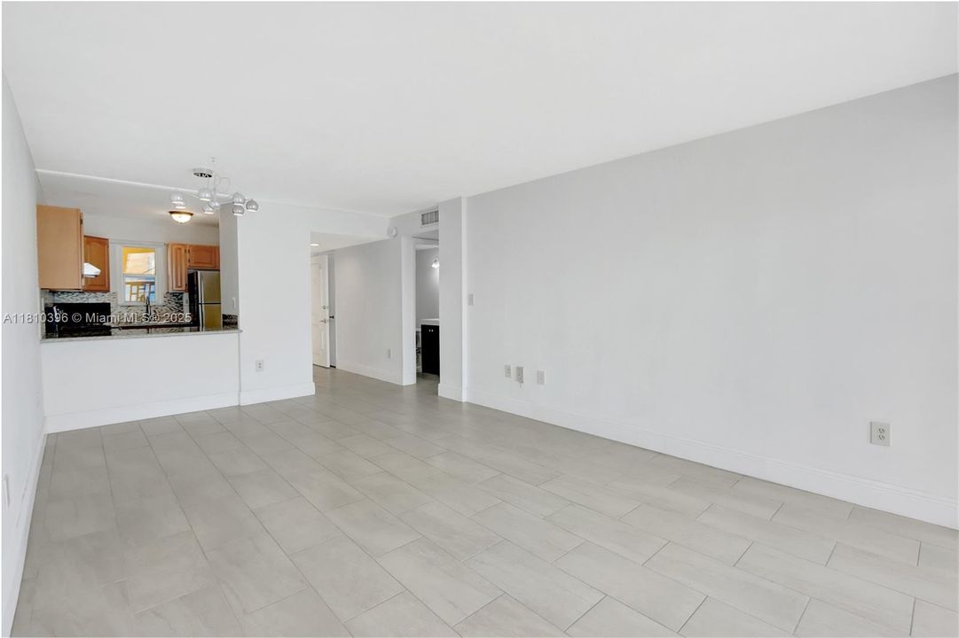 For Sale: $285,000 (1 beds, 1 baths, 728 Square Feet)