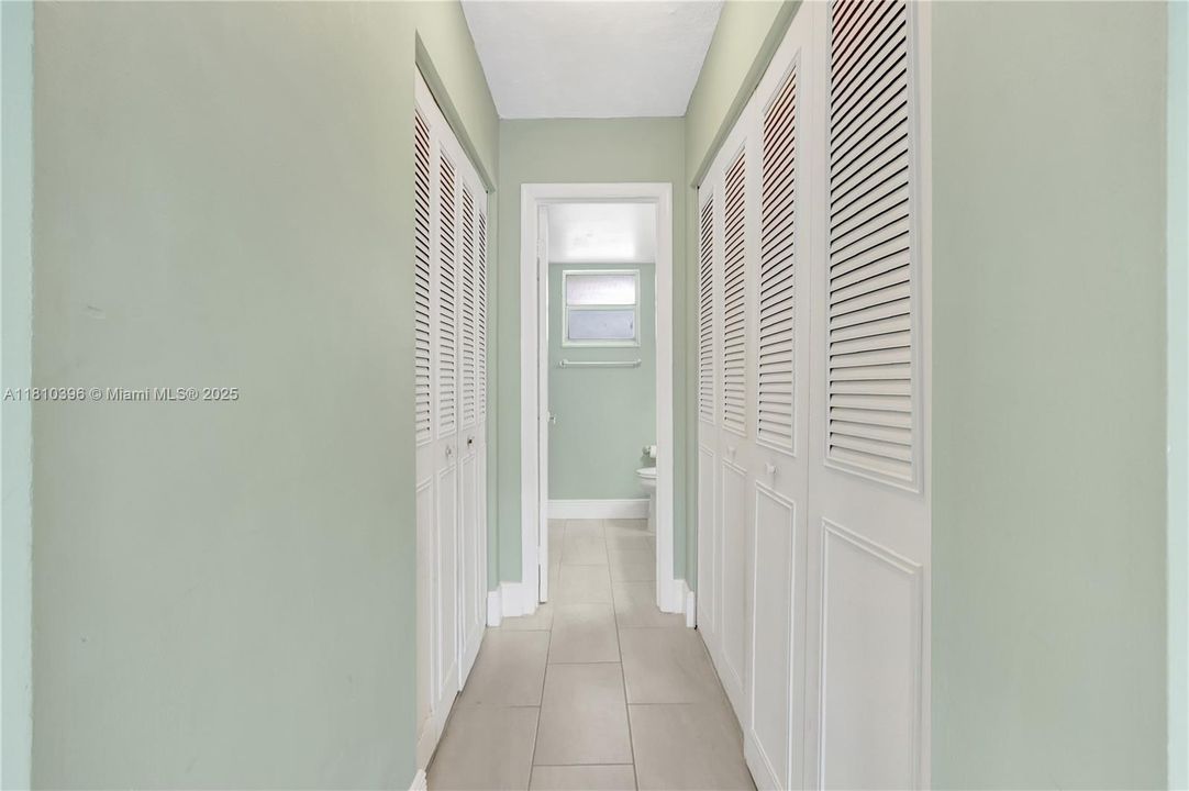 For Sale: $285,000 (1 beds, 1 baths, 728 Square Feet)