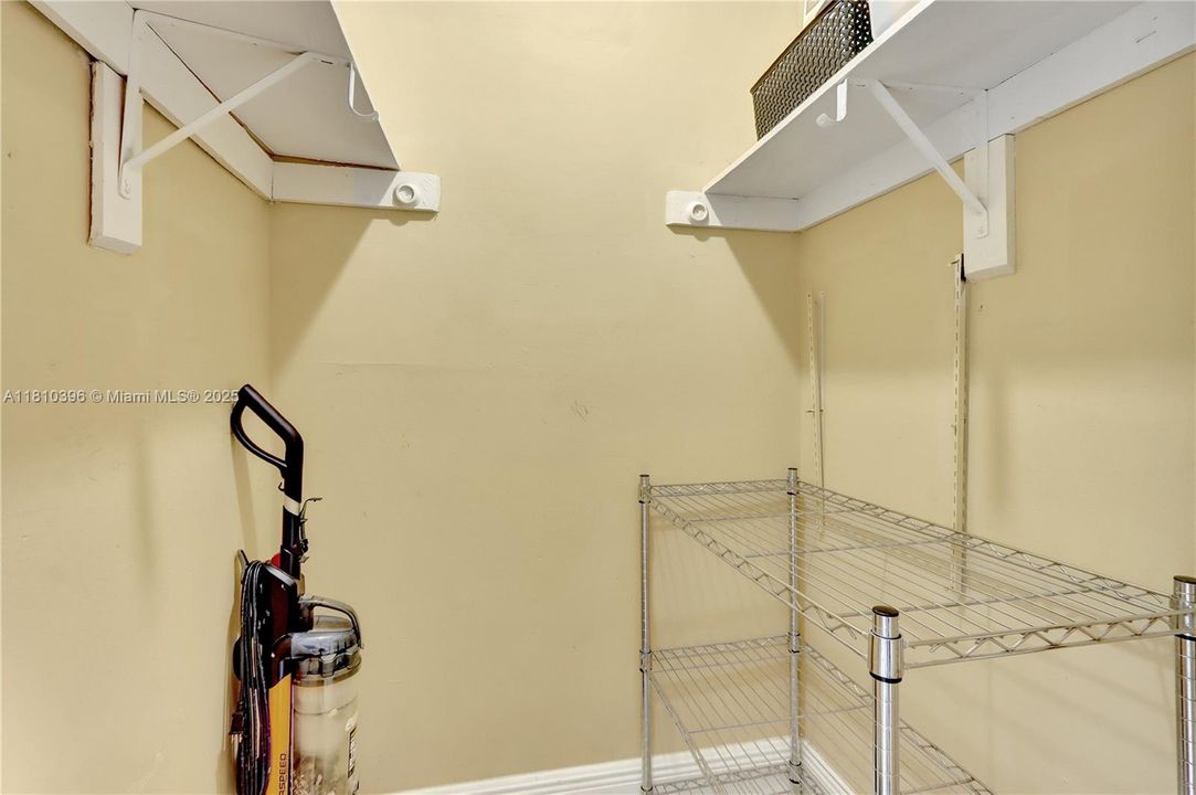 For Sale: $285,000 (1 beds, 1 baths, 728 Square Feet)