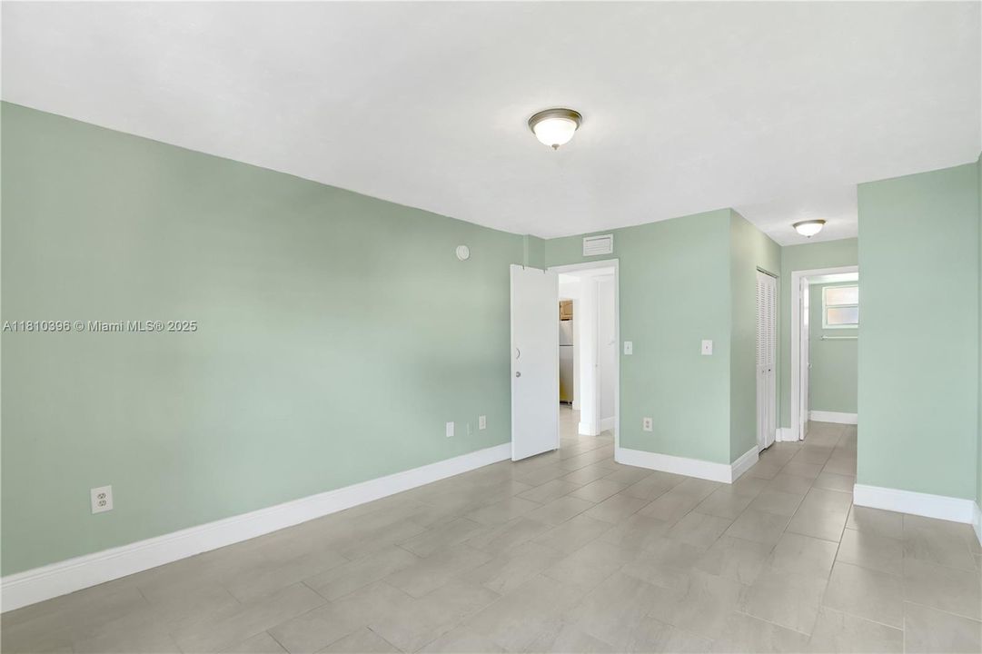 For Sale: $285,000 (1 beds, 1 baths, 728 Square Feet)