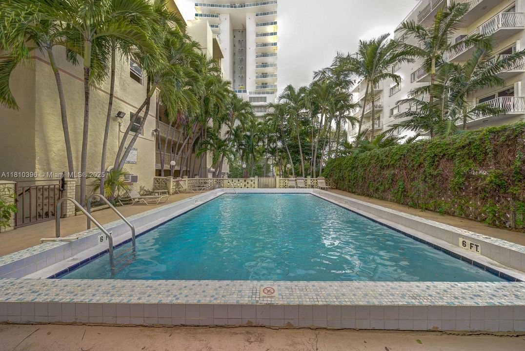 For Sale: $285,000 (1 beds, 1 baths, 728 Square Feet)