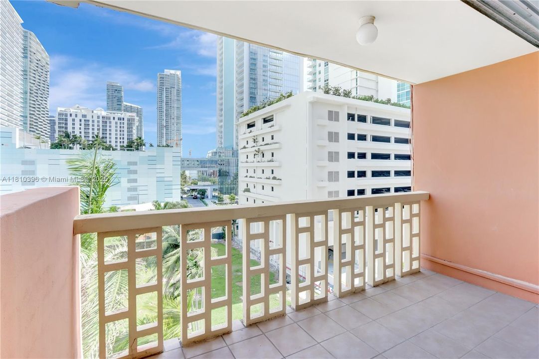 For Sale: $285,000 (1 beds, 1 baths, 728 Square Feet)