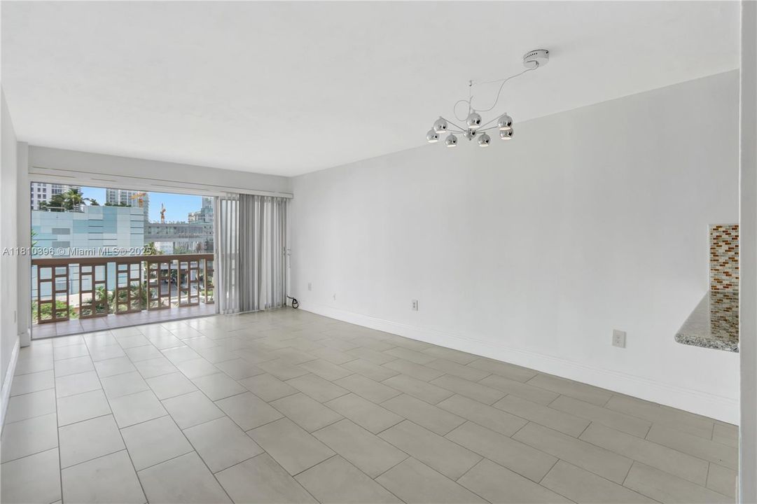 For Sale: $285,000 (1 beds, 1 baths, 728 Square Feet)