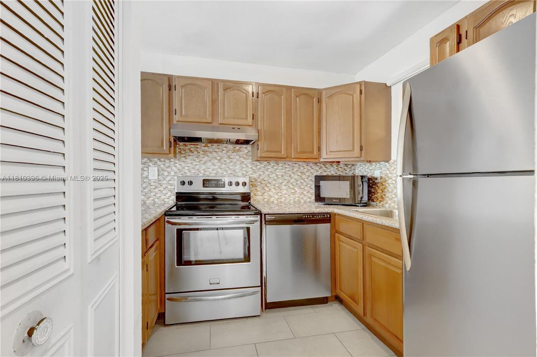 For Sale: $285,000 (1 beds, 1 baths, 728 Square Feet)