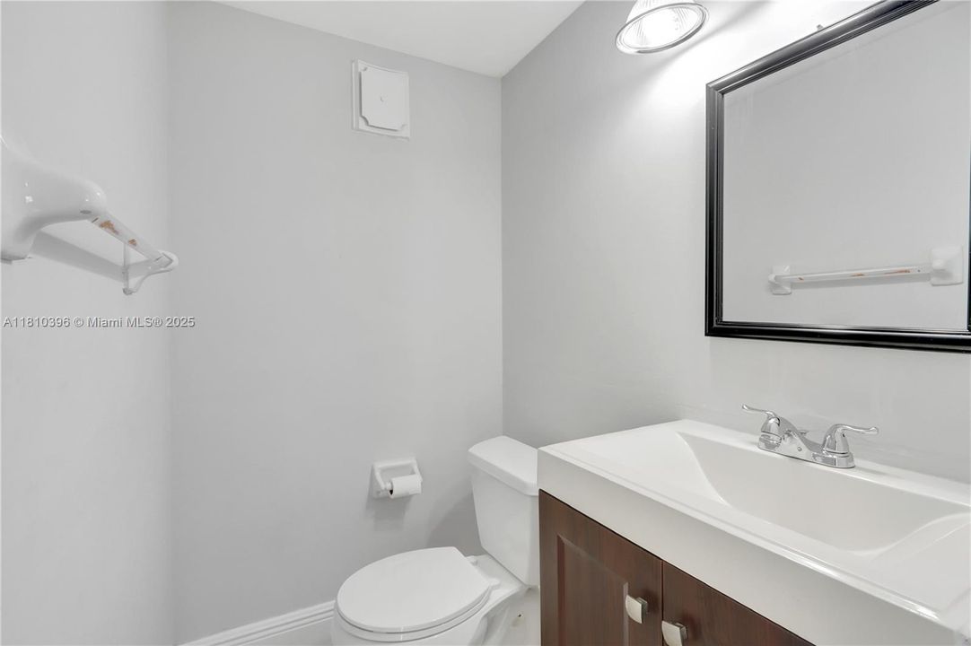 For Sale: $285,000 (1 beds, 1 baths, 728 Square Feet)