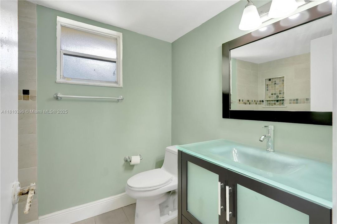 For Sale: $285,000 (1 beds, 1 baths, 728 Square Feet)