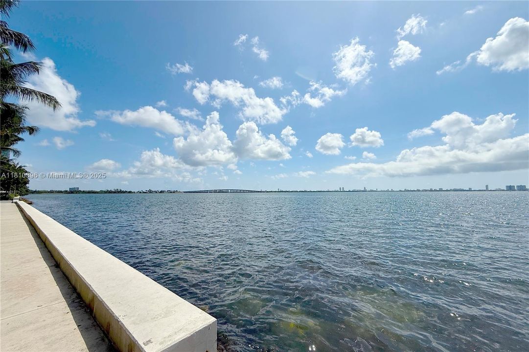 For Sale: $285,000 (1 beds, 1 baths, 728 Square Feet)