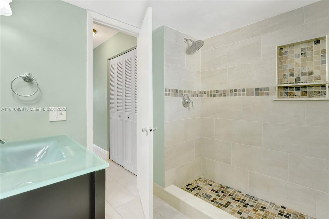 For Sale: $285,000 (1 beds, 1 baths, 728 Square Feet)