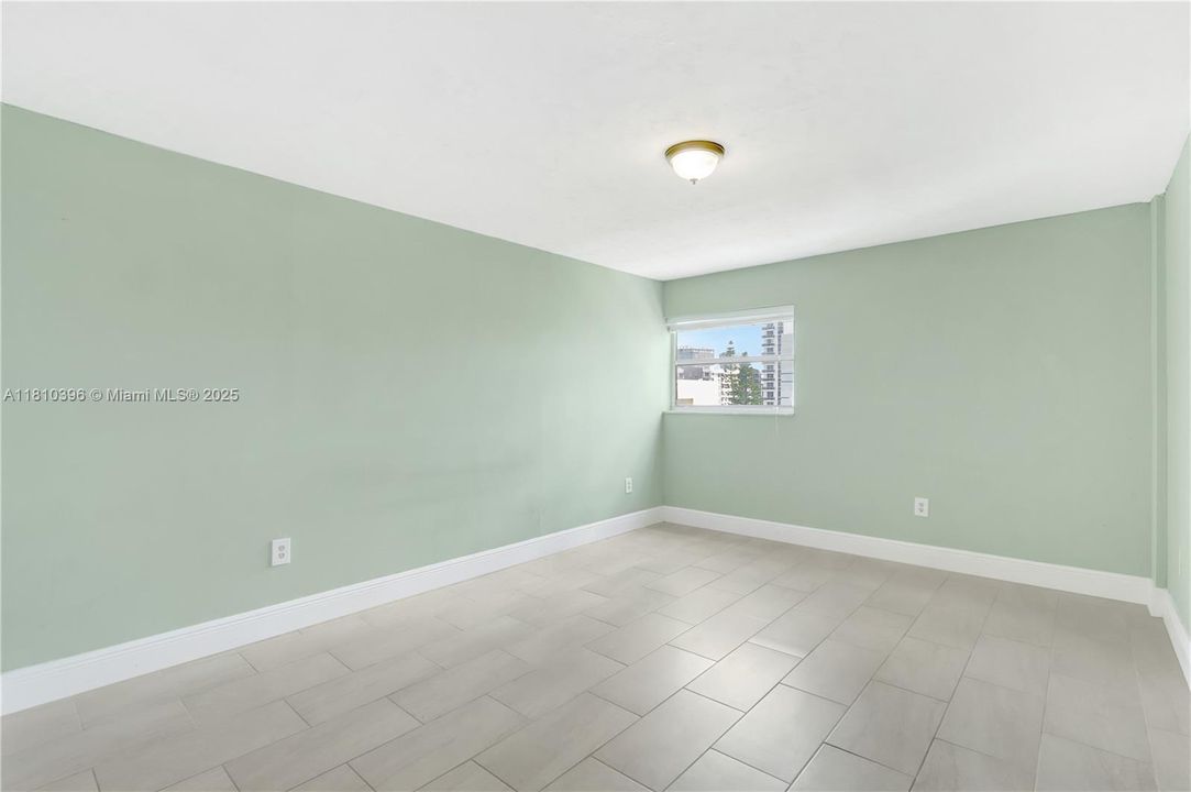 For Sale: $285,000 (1 beds, 1 baths, 728 Square Feet)