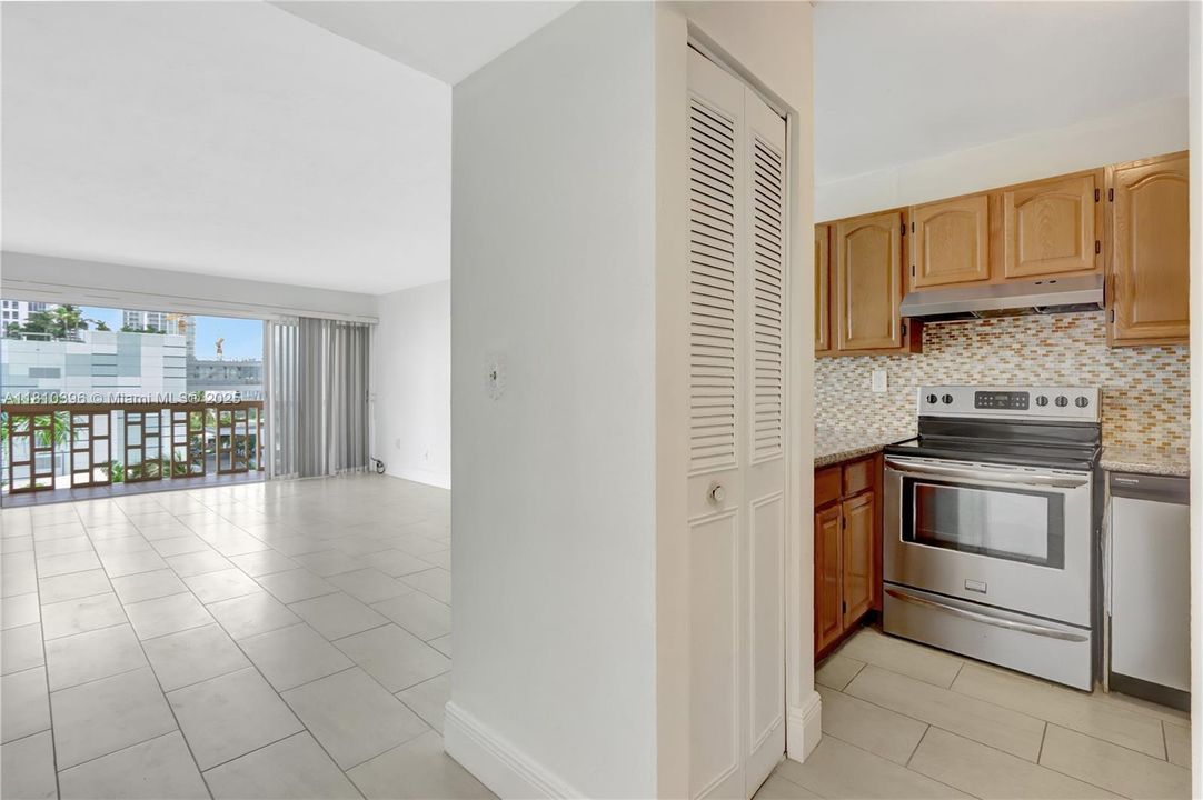 For Sale: $285,000 (1 beds, 1 baths, 728 Square Feet)