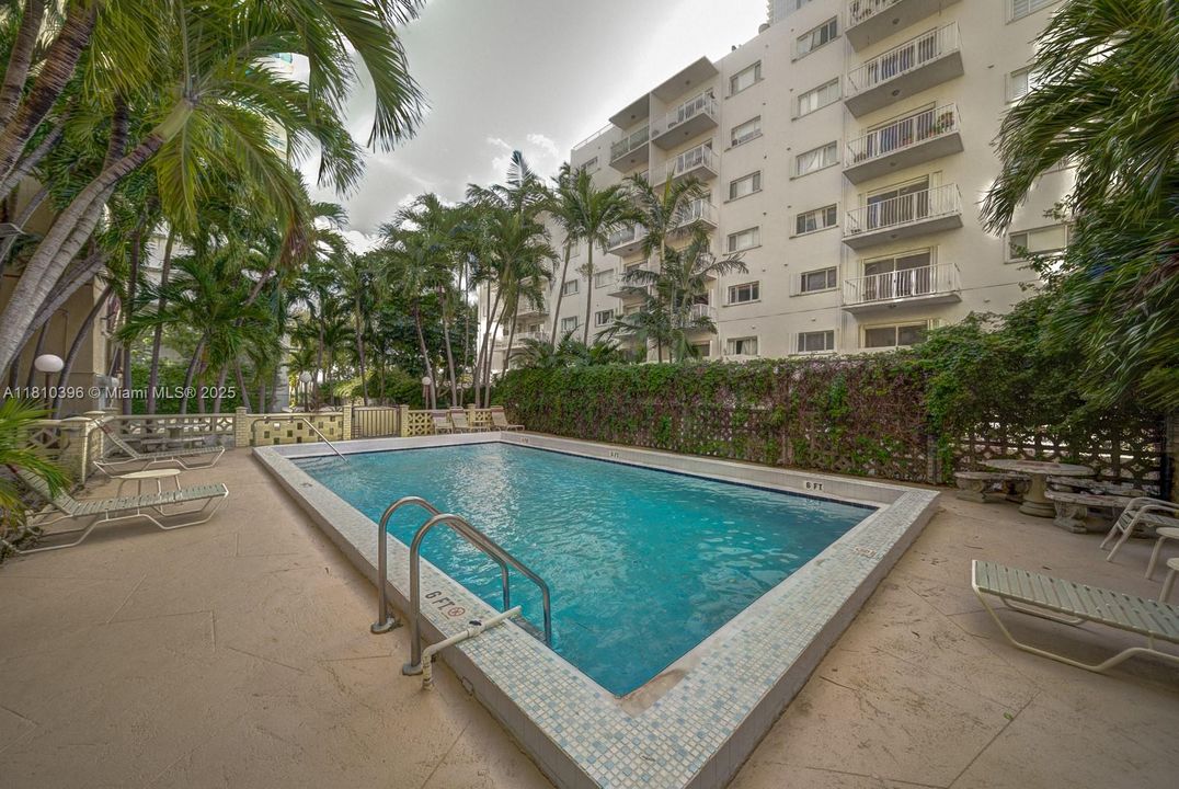 For Sale: $285,000 (1 beds, 1 baths, 728 Square Feet)