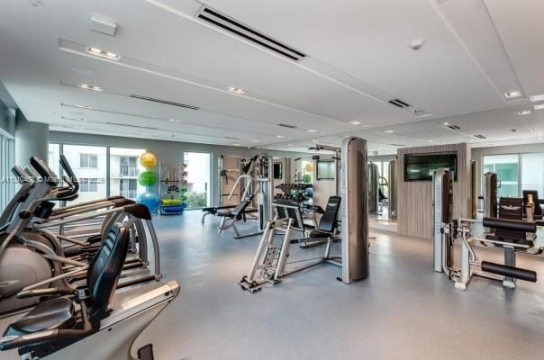 Active With Contract: $405,000 (1 beds, 1 baths, 659 Square Feet)