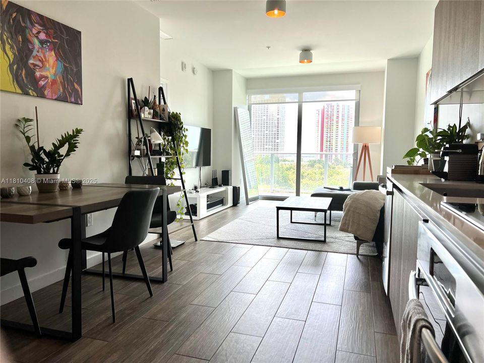 Active With Contract: $405,000 (1 beds, 1 baths, 659 Square Feet)