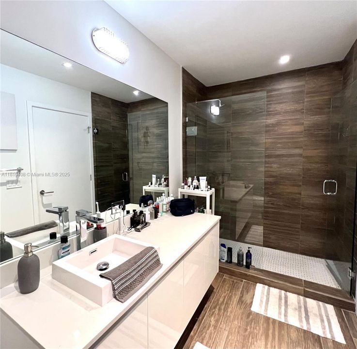 Active With Contract: $405,000 (1 beds, 1 baths, 659 Square Feet)