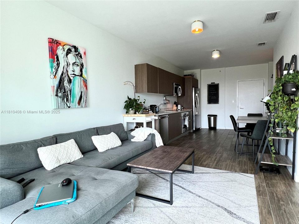 Active With Contract: $405,000 (1 beds, 1 baths, 659 Square Feet)