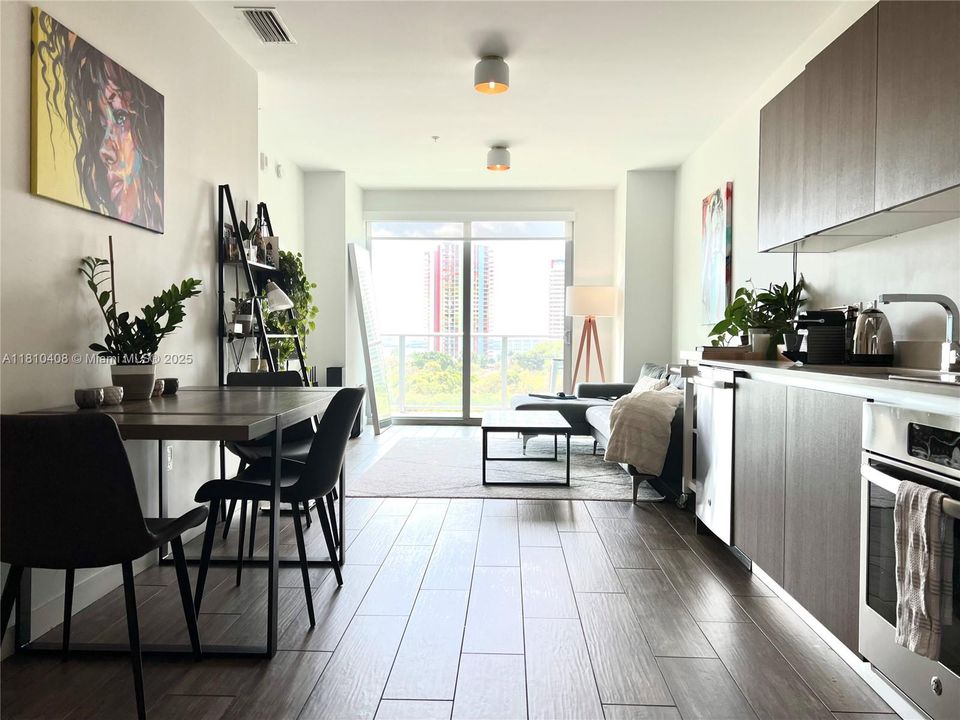 Active With Contract: $405,000 (1 beds, 1 baths, 659 Square Feet)