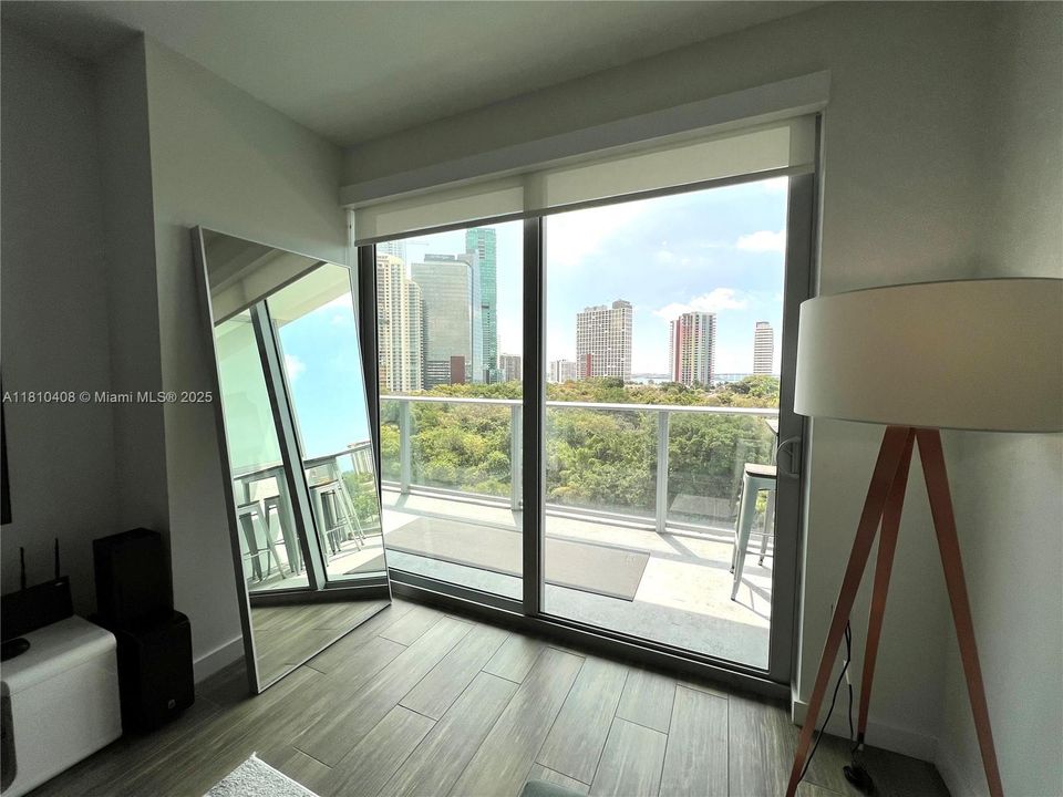 Active With Contract: $405,000 (1 beds, 1 baths, 659 Square Feet)