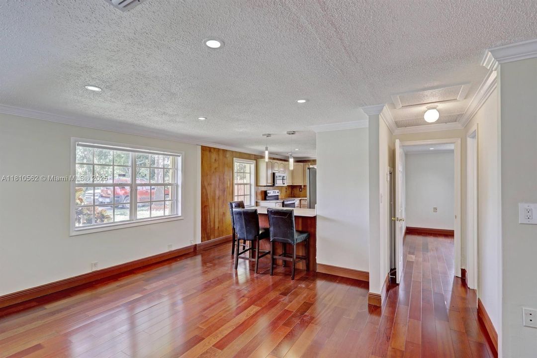 Activo con contrato: $389,000 (3 camas, 2 baños, 832 Pies cuadrados)