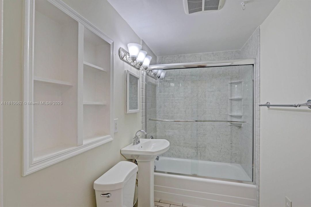 Activo con contrato: $389,000 (3 camas, 2 baños, 832 Pies cuadrados)