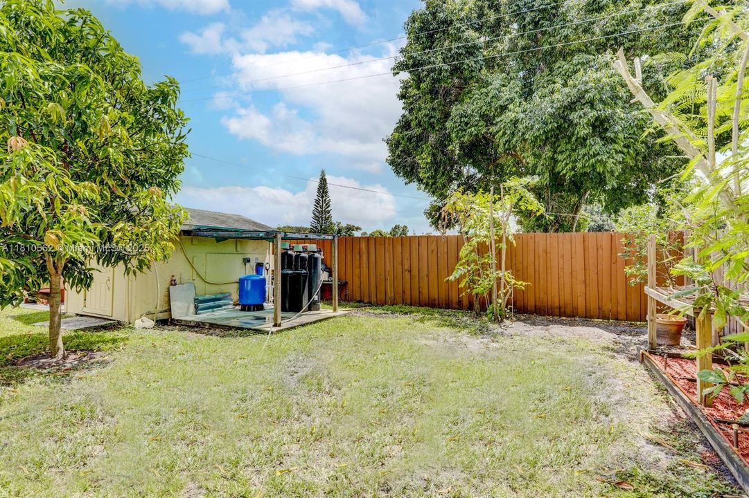 Activo con contrato: $389,000 (3 camas, 2 baños, 832 Pies cuadrados)