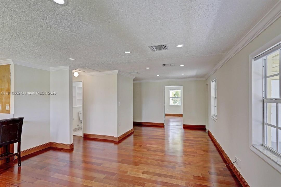 Activo con contrato: $389,000 (3 camas, 2 baños, 832 Pies cuadrados)