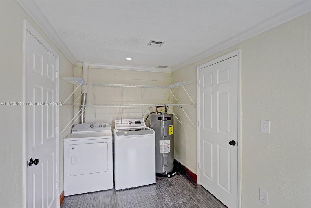 Activo con contrato: $389,000 (3 camas, 2 baños, 832 Pies cuadrados)