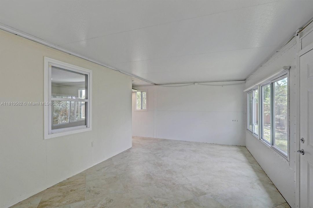 Activo con contrato: $389,000 (3 camas, 2 baños, 832 Pies cuadrados)