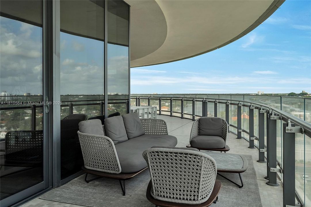 Recently Sold: $4,250,000 (2 beds, 2 baths, 1522 Square Feet)
