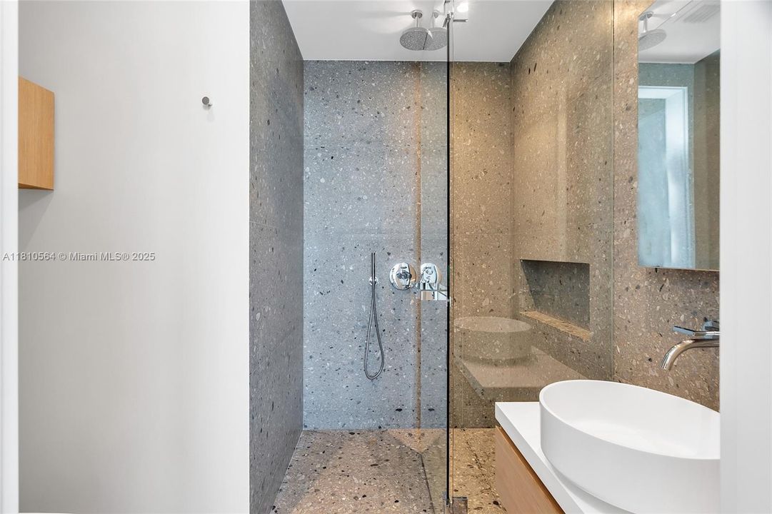 Recently Sold: $4,250,000 (2 beds, 2 baths, 1522 Square Feet)