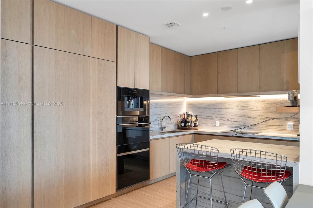 Recently Sold: $4,250,000 (2 beds, 2 baths, 1522 Square Feet)