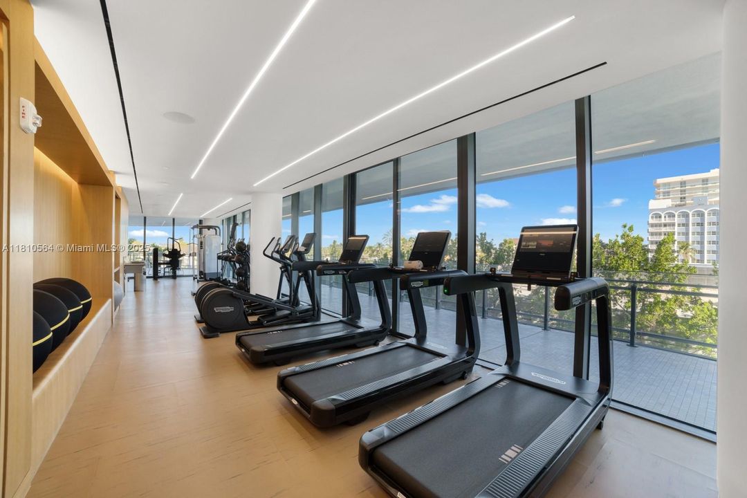 Recently Sold: $4,250,000 (2 beds, 2 baths, 1522 Square Feet)