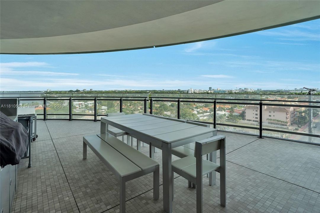 Recently Sold: $4,250,000 (2 beds, 2 baths, 1522 Square Feet)