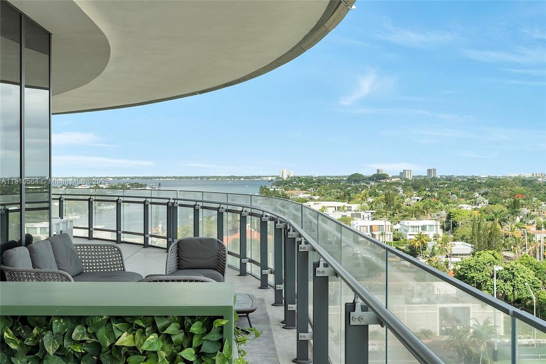 Recently Sold: $4,250,000 (2 beds, 2 baths, 1522 Square Feet)