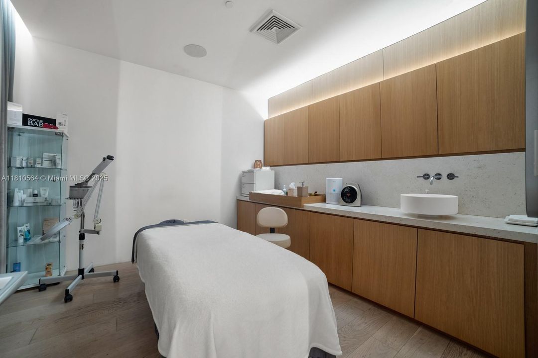 Recently Sold: $4,250,000 (2 beds, 2 baths, 1522 Square Feet)