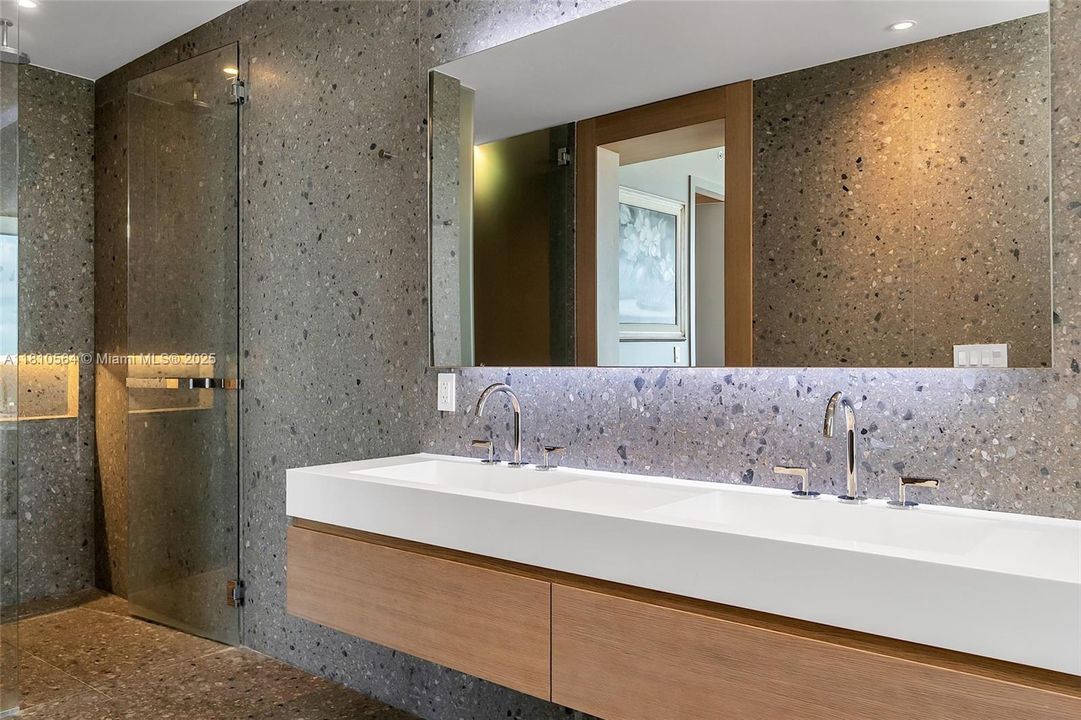 Recently Sold: $4,250,000 (2 beds, 2 baths, 1522 Square Feet)