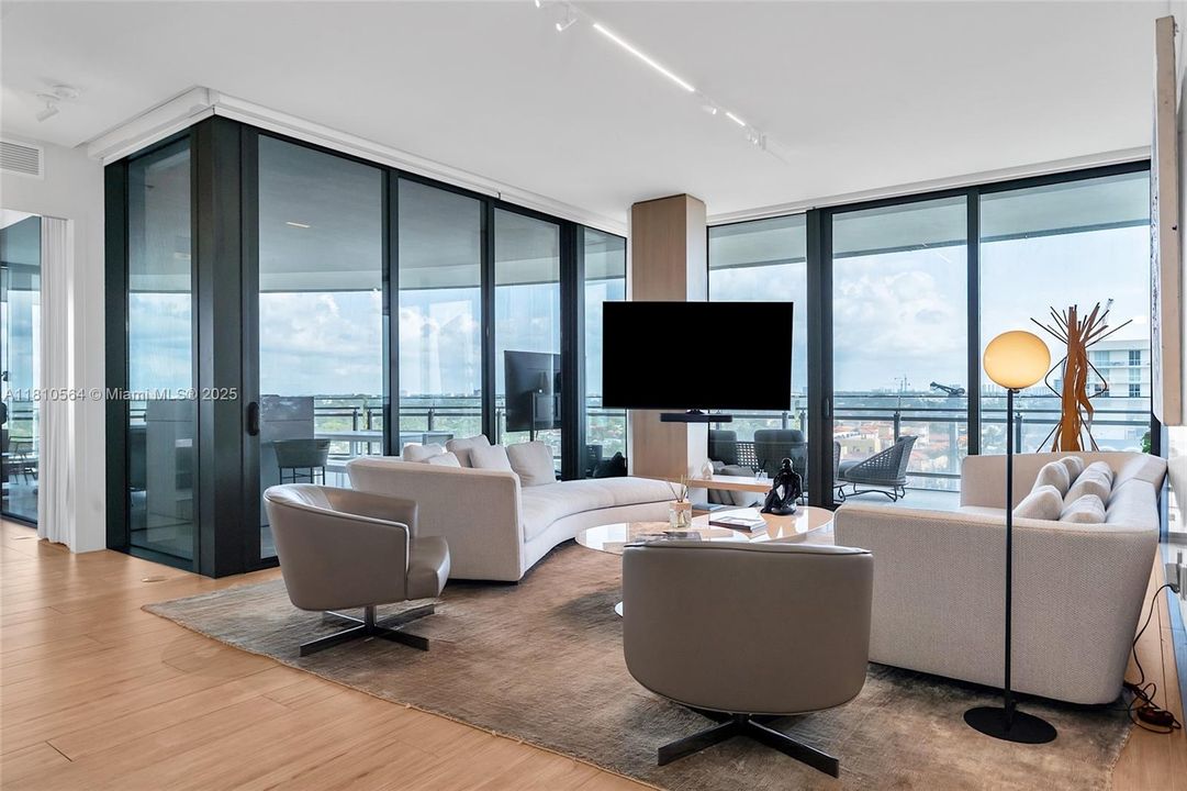 Recently Sold: $4,250,000 (2 beds, 2 baths, 1522 Square Feet)