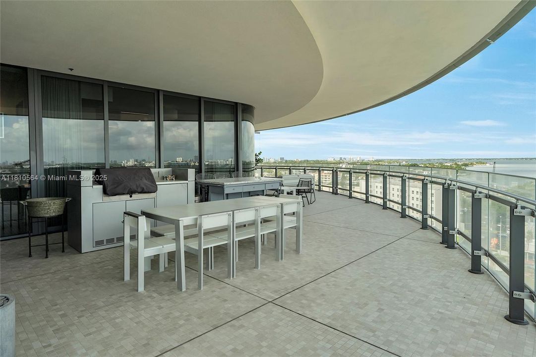 Recently Sold: $4,250,000 (2 beds, 2 baths, 1522 Square Feet)